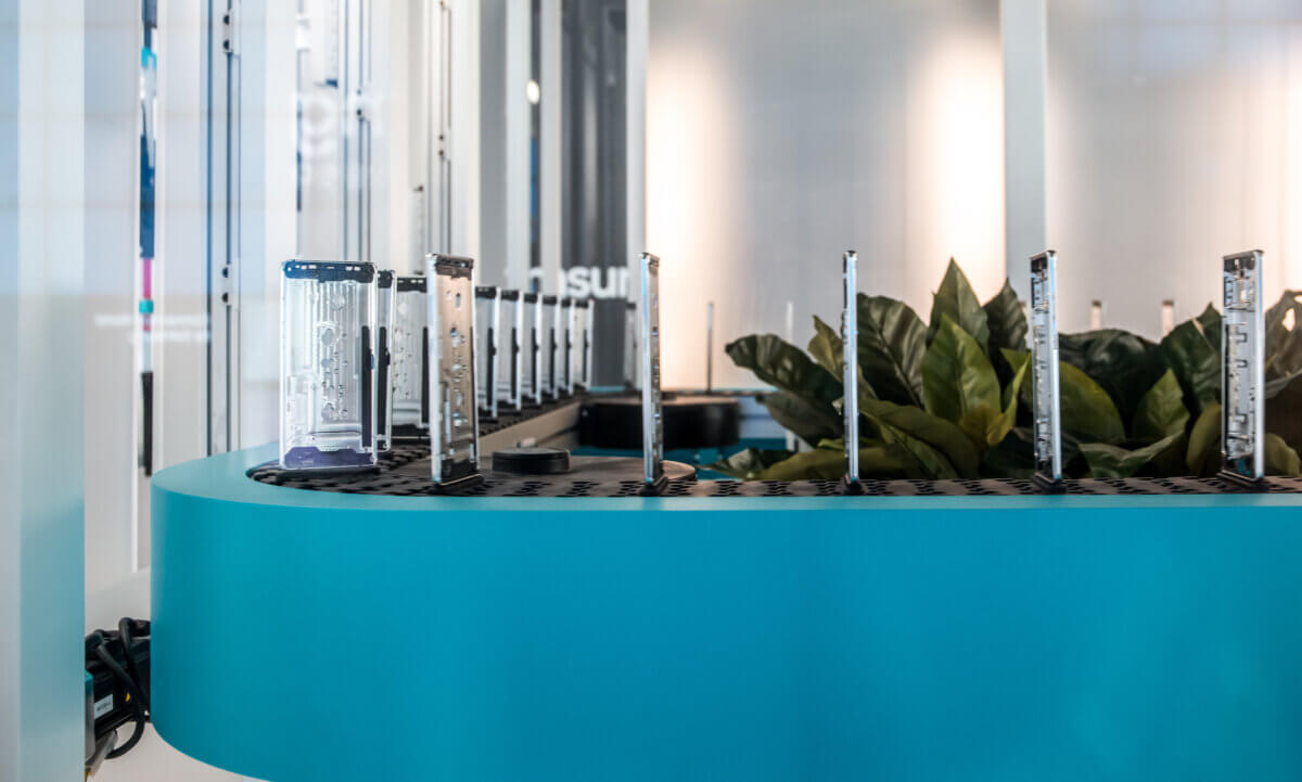 Robot arm molding glass multisensory exhibition