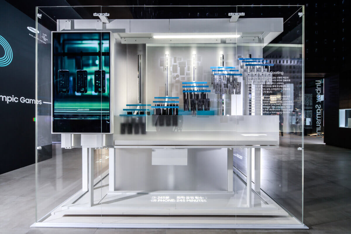 Anodizing process for phone body coloring craftsmanship exhibition by Tellart