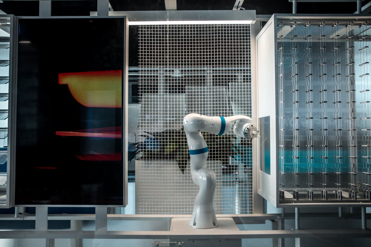 Robot arm molding glass multisensory exhibition