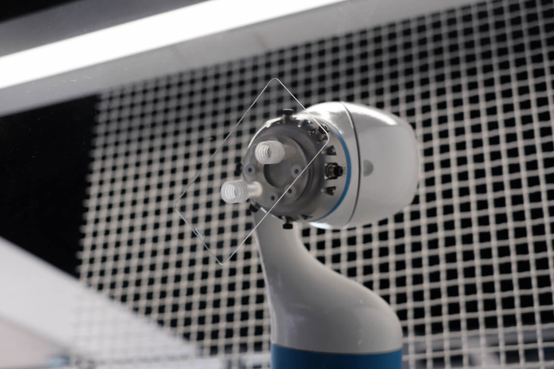 Robot arm molding glass multisensory exhibition