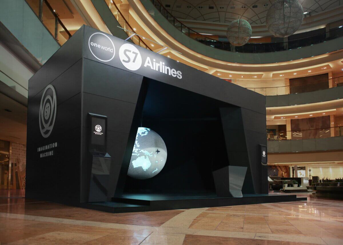 Globe installation with projection mapping in Moscow mall