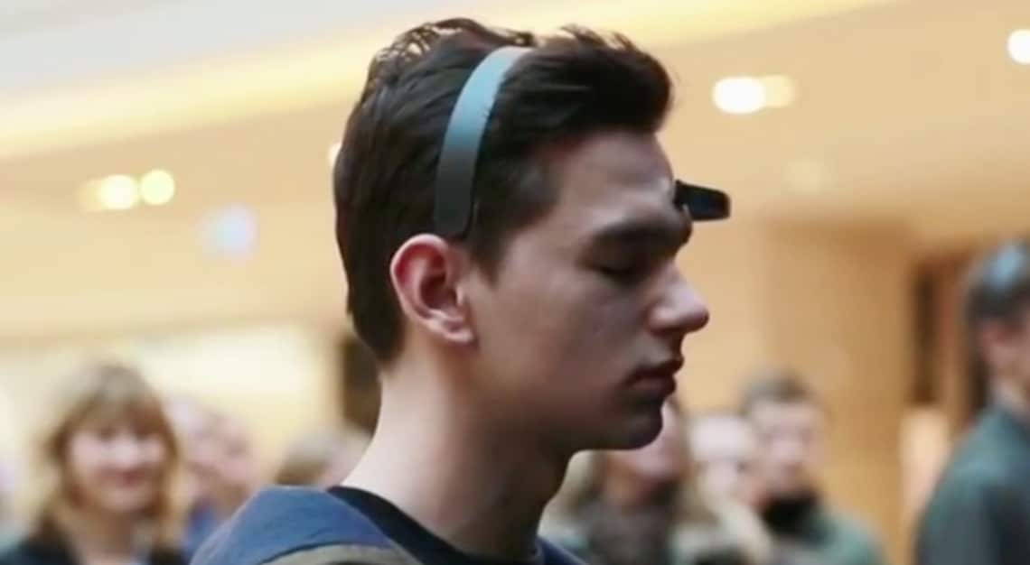 Player concentrating to fly virtual plane with EEG